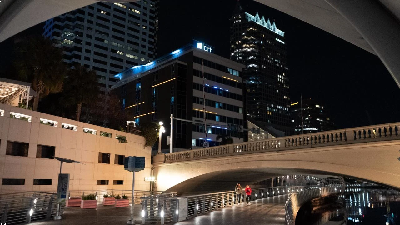 Apple Drives Wall Street to New Heights as Oil Prices Retreat