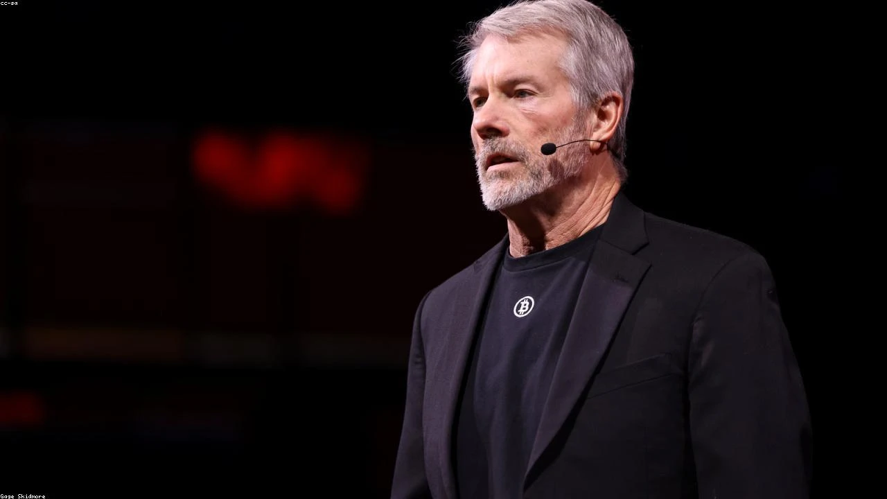 Bitcoin and Dollar Move in Near-Perfect Opposition: A 4-Year Extreme