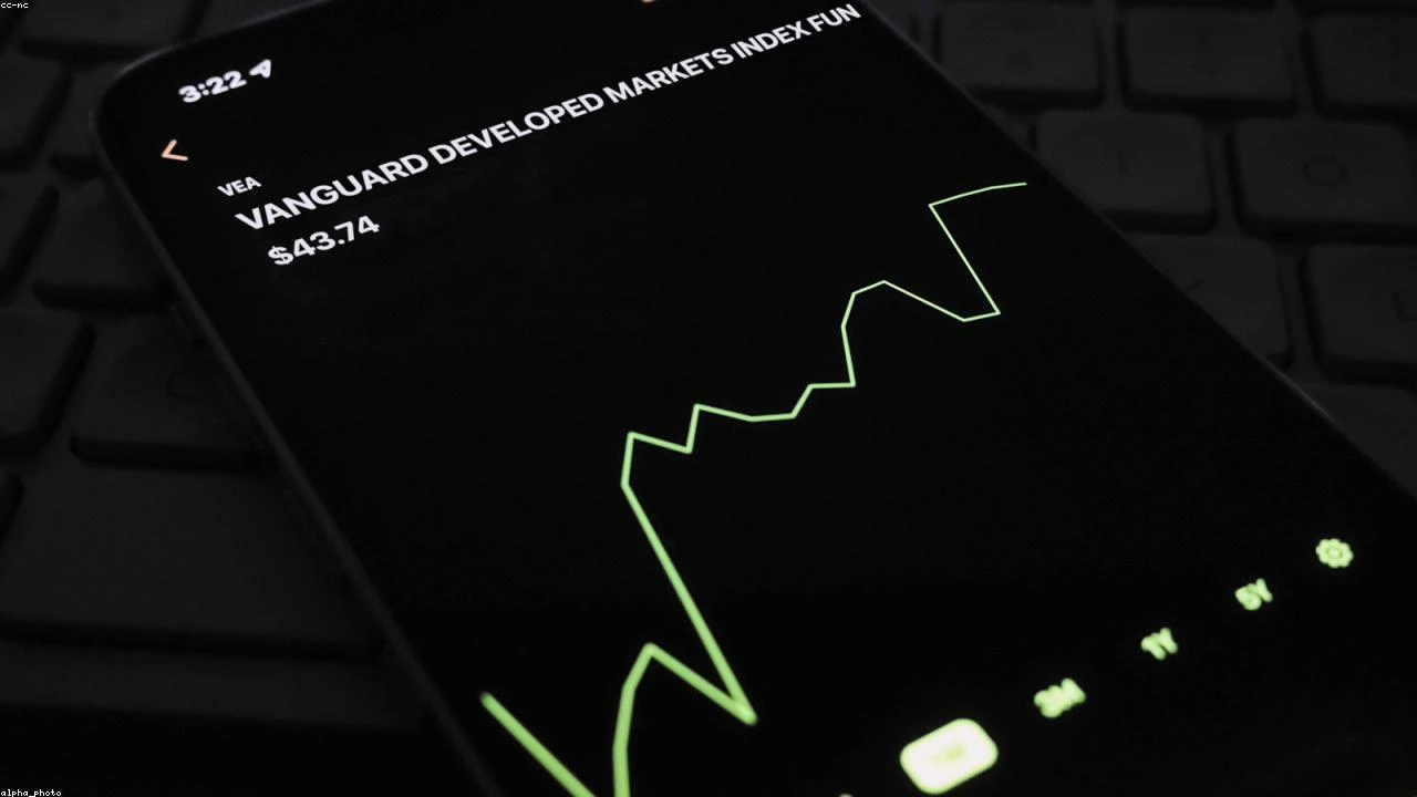 Bitcoin Surges Past $72,000 as US Stock Futures Rise Amid US-Iran Ceasefire