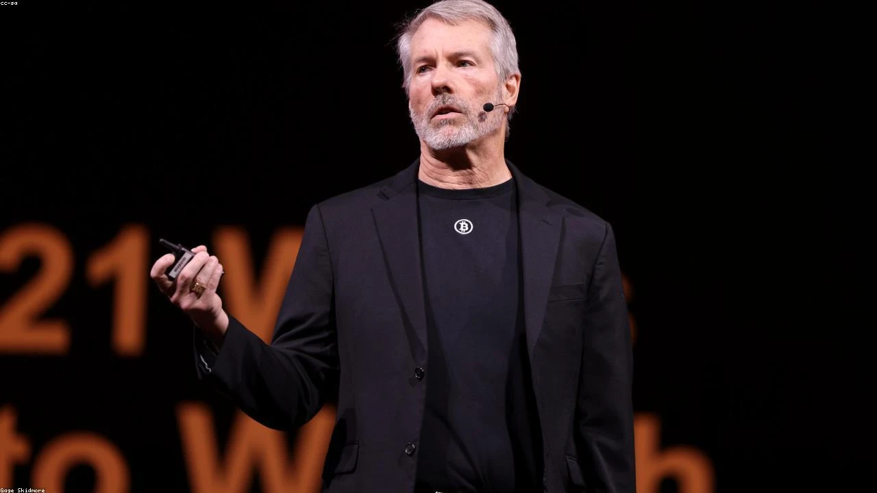 Crypto Giant Ventures into Oil Trading: A New Frontier with Different Models