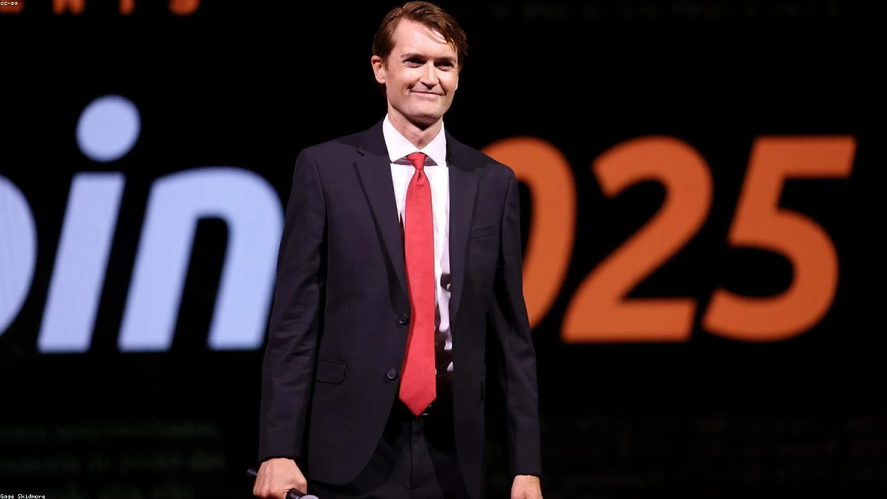 Gold Prices Teeter on the Brink: A Deep Dive into the Precious Metal's Future