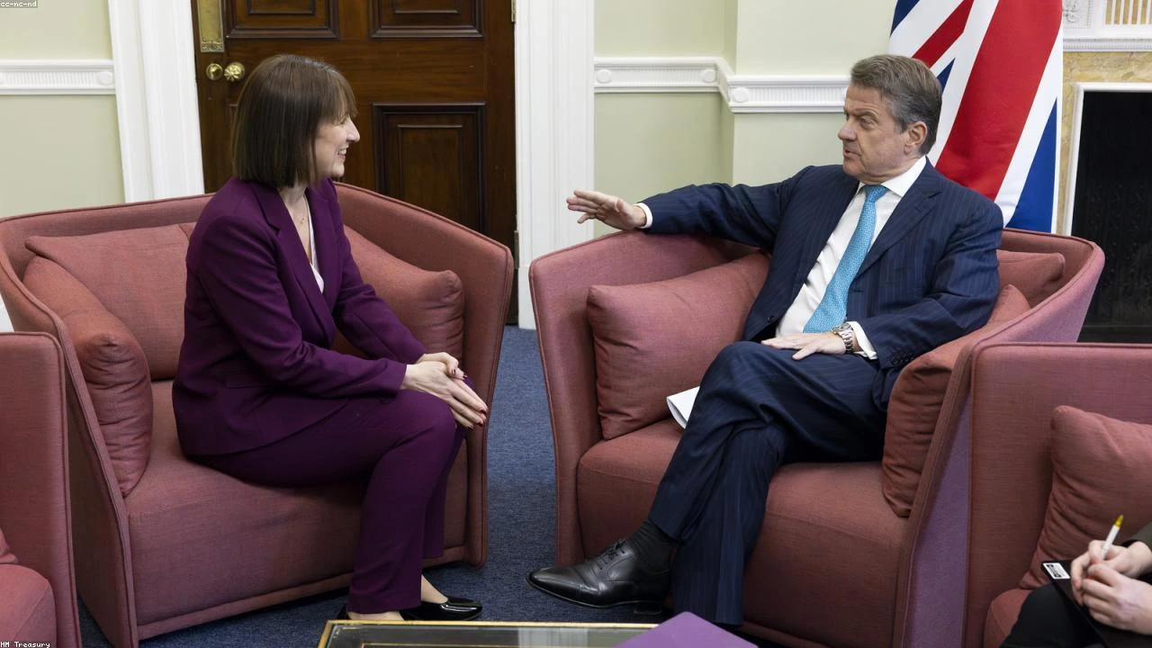 Oil Prices Plunge: Analyzing the Impact of Geopolitics on the Energy Market